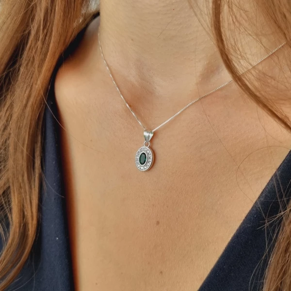 Pingente Oval Cravejado Inspiração Esmeralda