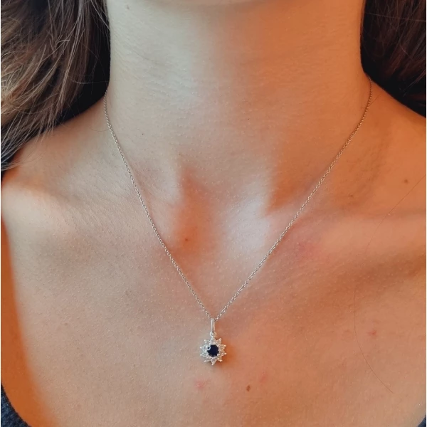 Pingente Flor Cravejada Inspiração Safira