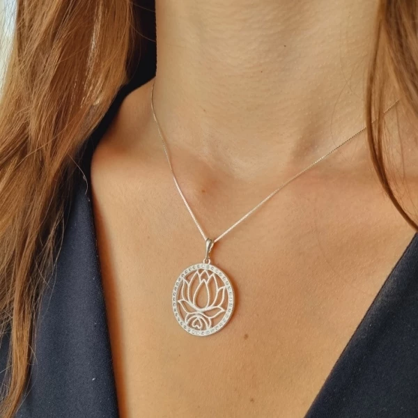 Medalha Flor de Lótus Cravejado