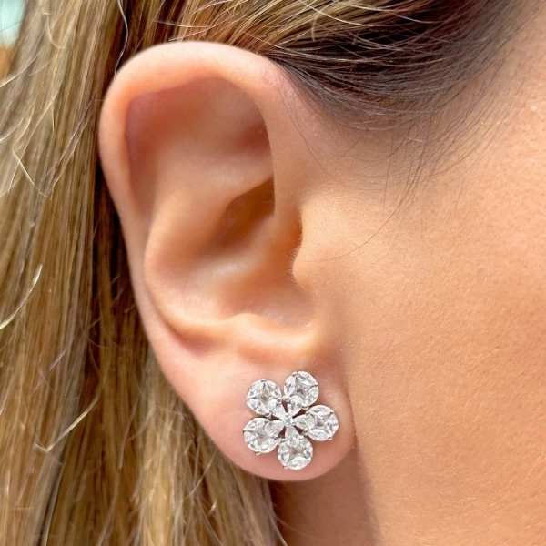 Brinco Flor de Zircônias