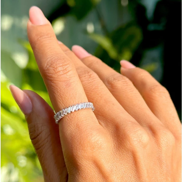 Aliança Fina de Cristais Diagonais